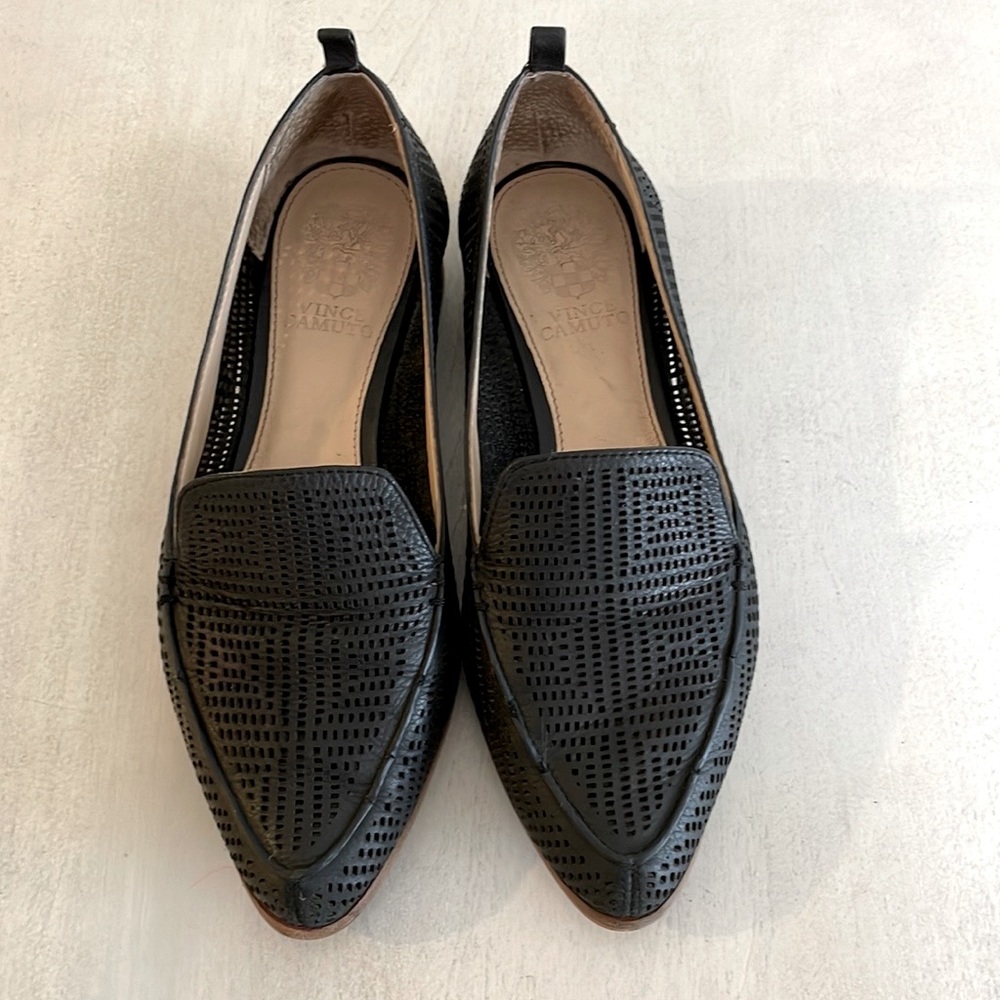 Vince Camuto Pointed Toe Flats. Size 6